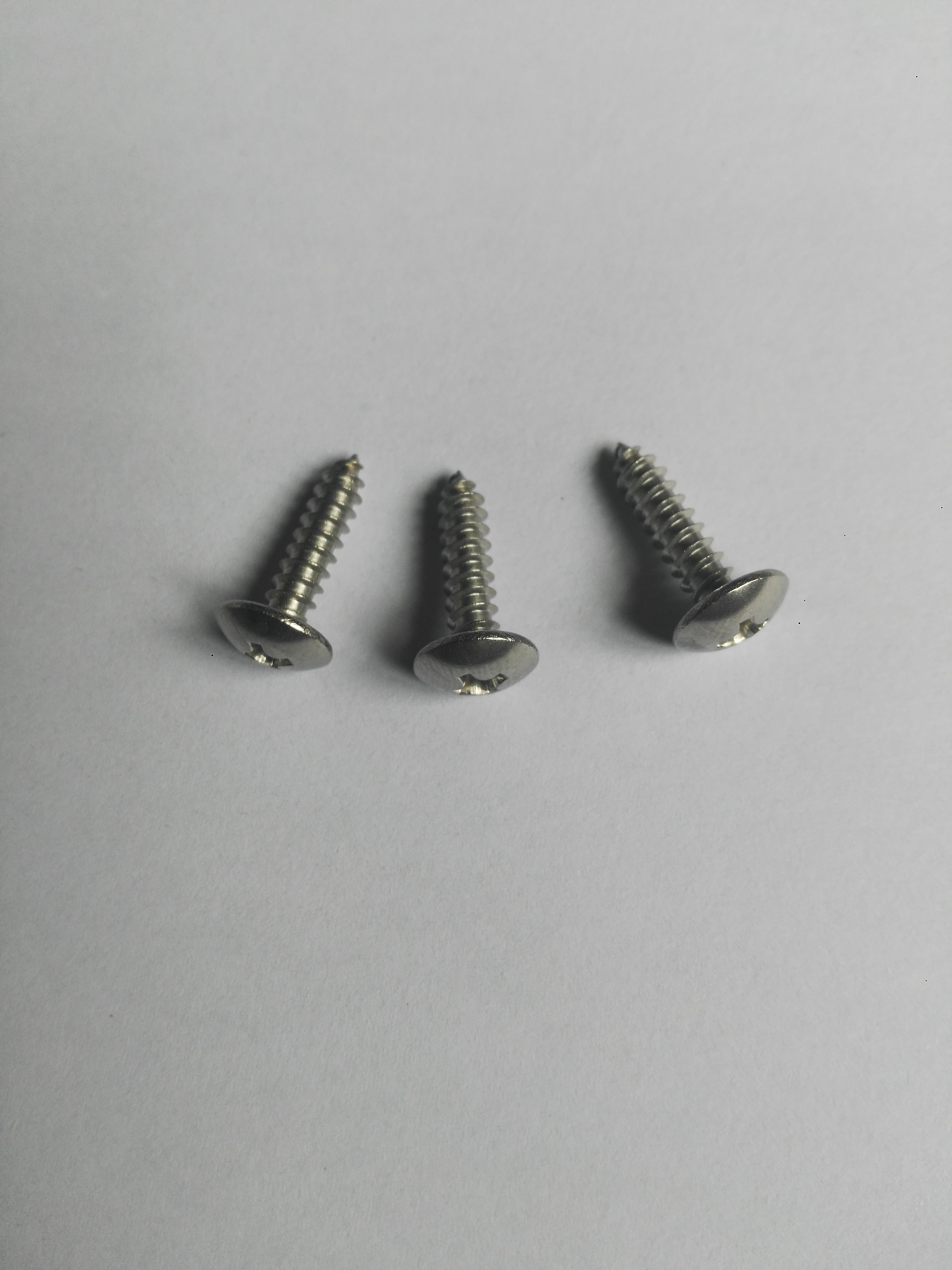 st3.9*16洗白十字大扁头自攻钉